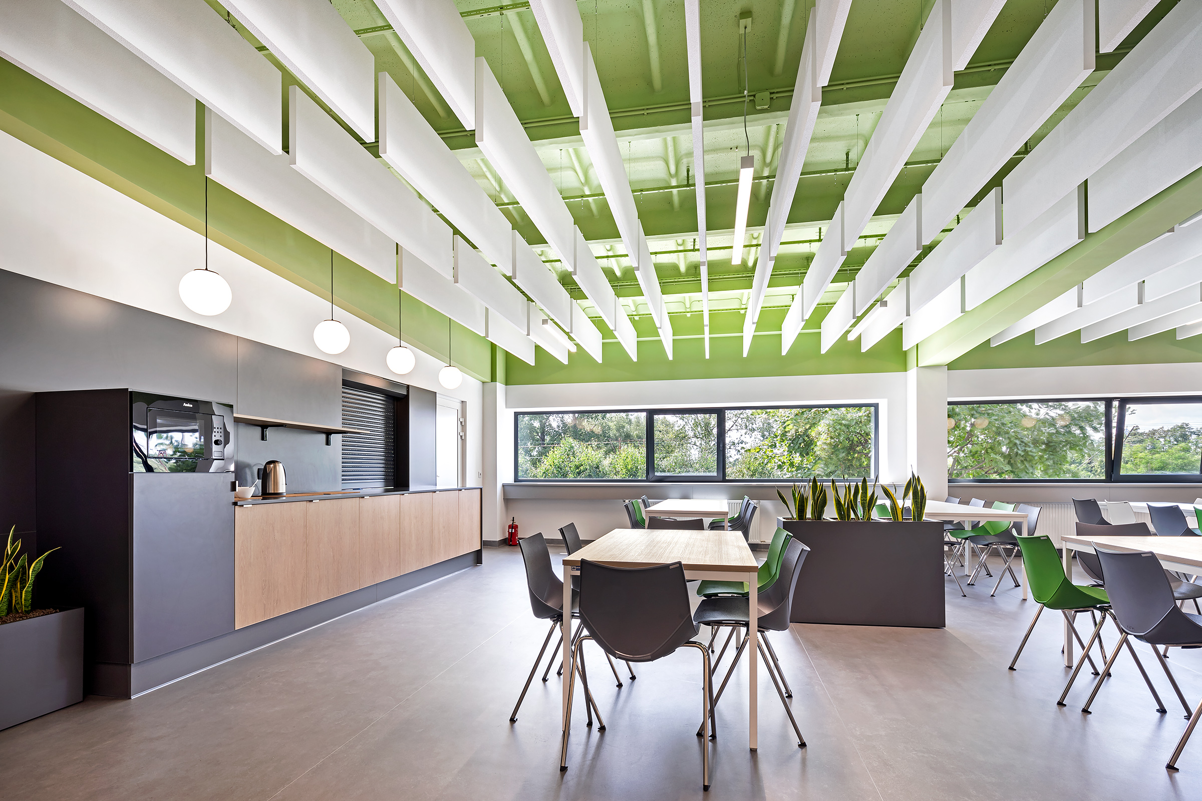 Aneks kuchenny, przy którym pracownicy mogą przygotować sobie posiłek.